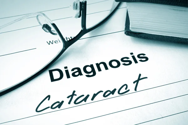 Diagnose lijst met Cataract en glazen. — Stockfoto