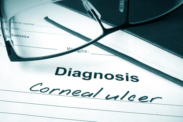 Lista de diagnósticos con úlcera de córnea y gafas . — Foto de Stock
