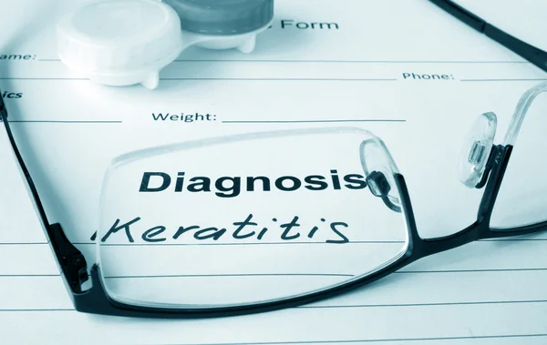 Lista de diagnóstico con queratitis y gafas . — Foto de Stock
