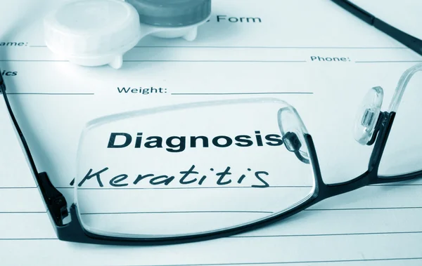 Keratitis மற்றும் கண்ணாடிகளுடன் நோயறிதல் பட்டியல் . — ஸ்டாக் புகைப்படம்