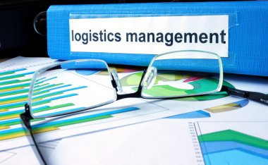 Ofis Masaları üzerinde etiket lojistik yönetimi ile klasör.