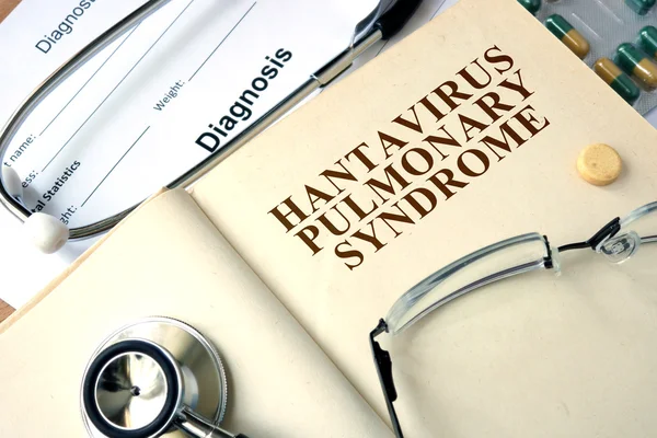 Palavra Hantavírus Síndrome Pulmonar (HPS) em um livro e comprimidos . — Fotografia de Stock
