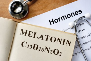 melatonin kelime kitap ve hormonlar listede yazılı.