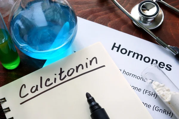 Hormonet kalcitonin skriven på anteckningsboken. — Stockfoto
