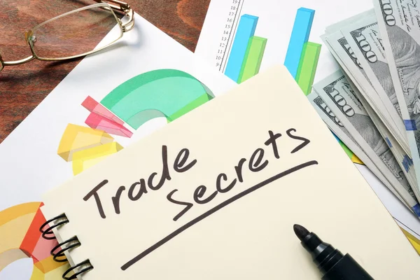 Trade Secrets geschreven op notebook met grafieken. — Stockfoto