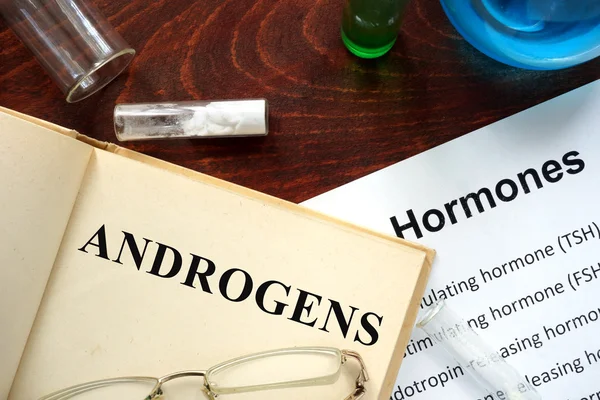 Andrógenos hormonais escritos no livro . — Fotografia de Stock