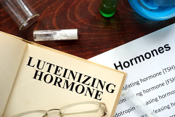 Hormônio luteinizante (LH) escrito no livro . — Fotografia de Stock