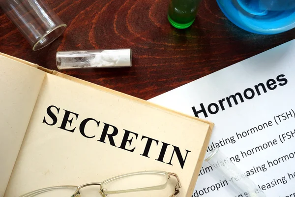 Hormon secretin üzerinde kitap yazdı. — Stok fotoğraf