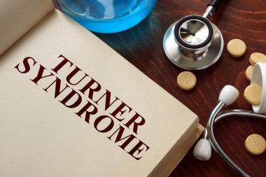 Kitap ve tanı form üzerinde yazılı Turner Sendromu.