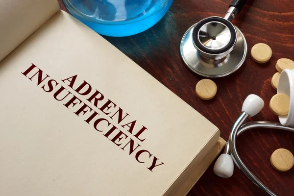 Insuficiência adrenal escrito em um livro e formulário de diagnóstico . — Fotografia de Stock