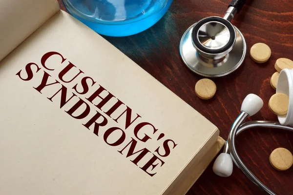 Cushings-Syndrom auf Buch und Diagnoseformular geschrieben. — Stockfoto