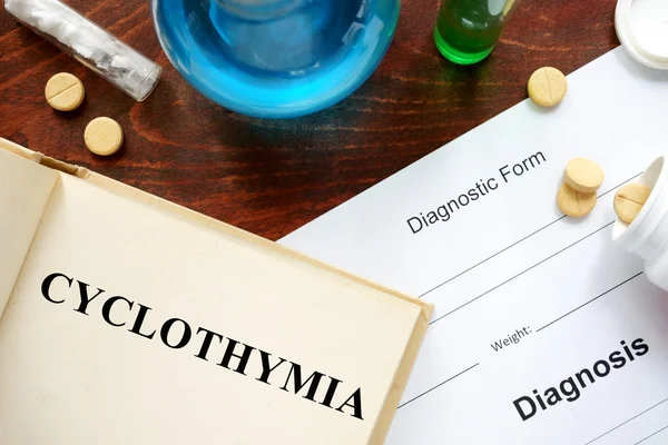 Ciclotimia scritta su libro e forma di diagnosi . — Foto Stock