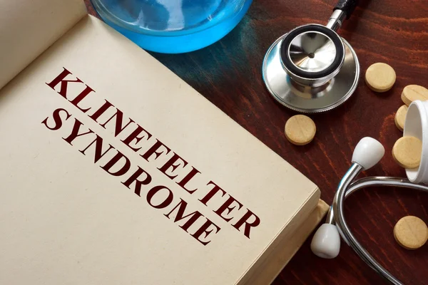 Sindrome di Klinefelter scritto su un libro e forma di diagnosi . — Foto Stock