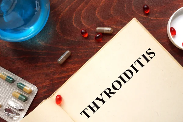 Thyroiditis ditulis pada bentuk buku dan diagnosis . — Stok Foto