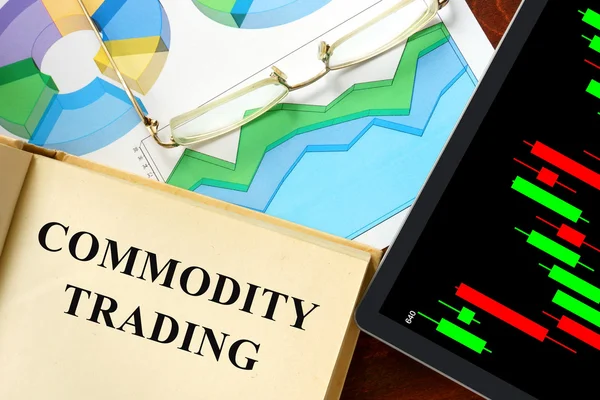 Commodity trading op een boek geschreven woorden. — Stockfoto