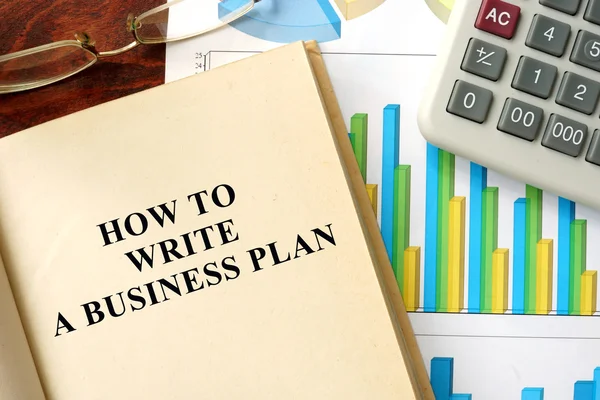 Ord hur man skriver en affärsplan som skriven på en bok. — Stockfoto