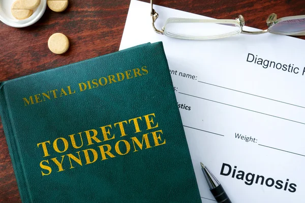 Concetto sindrome di Tourette. Forma diagnostica e libro su un tavolo . — Foto Stock