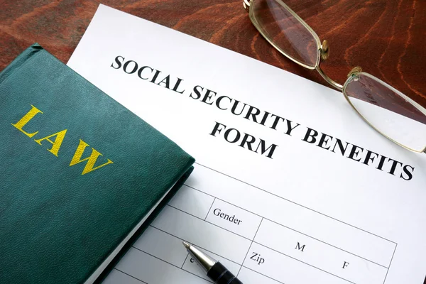 Sociale zekerheid voordelen formulier op een houten tafel. — Stockfoto