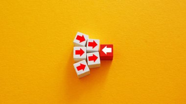 Bir blok akıntıya karşı ilerliyor. Liderlik ve yenilikçi düşünce.