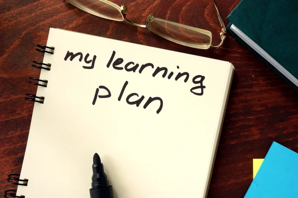 Palabras mi plan de aprendizaje escrito en el bloc de notas . — Foto de Stock