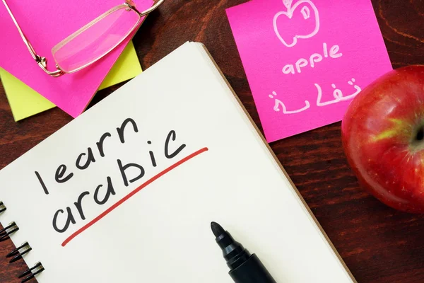 Slova učit arabsky napsaný v poznámkovém bloku. — Stock fotografie