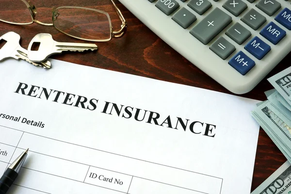 Formulario de seguro de arrendatarios y dólares sobre la mesa . — Foto de Stock
