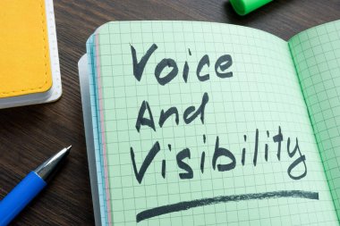 Ses ve görünürlük defterde yazılı. Sosyal güçlendirme kavramı.