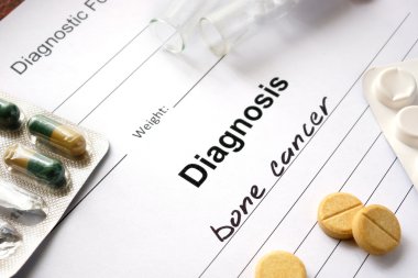 Tanı kemik kanseri tanı formu ve hapları ile yazılmış.