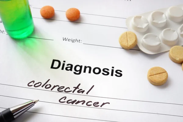 Διάγνωση καρκίνου του παχέος εντέρου, γραμμένο το διαγνωστικό έντυπο και χάπια. — Φωτογραφία Αρχείου