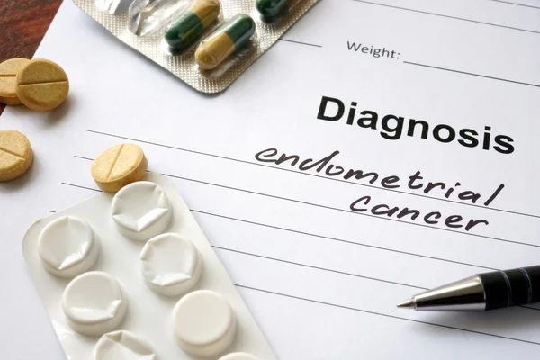 Диагностика рака эндометрия, написанная в диагностической форме и таблетках . — стоковое фото