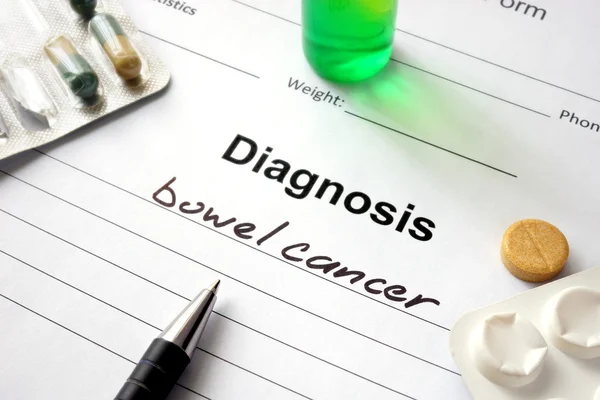 Diagnose Darmkrebs in Diagnoseform und Tabletten. — Stockfoto