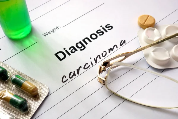 Diagnózis carcinoma diagnosztikai formában és tablettát írt. — Stock Fotó