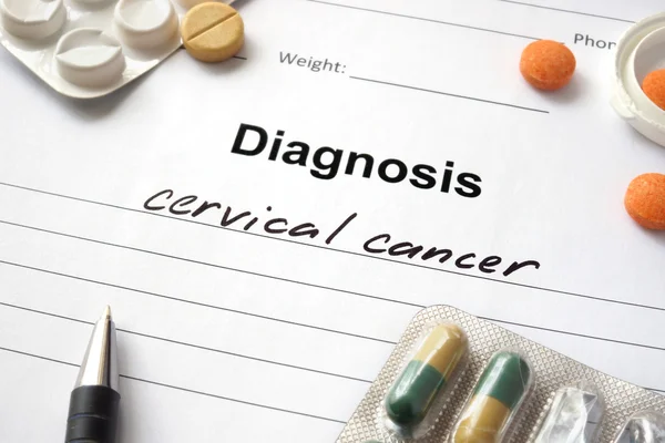 Diagnóstico cáncer de cuello uterino escrito en forma diagnóstica y pastillas . — Foto de Stock