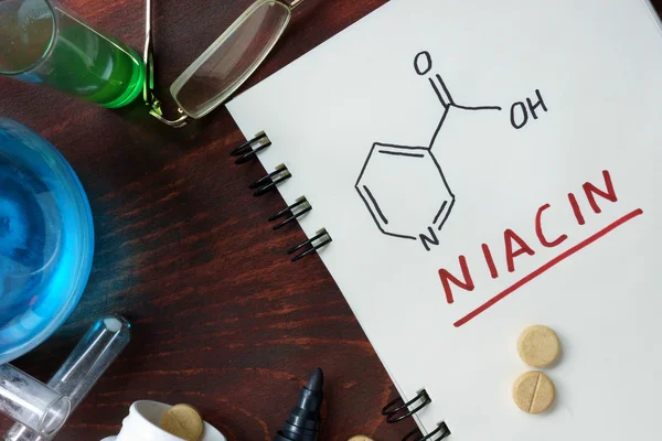 Notizblock mit chemischer Formel von Niacin (Vitamin b3)) — Stockfoto