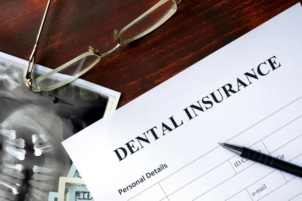 Zahnversicherungs-Formular auf dem Holztisch. — Stockfoto