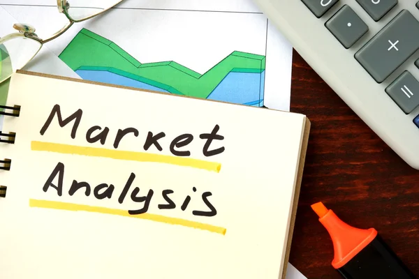 Piyasa analiz kavramı. Masanın üstünde not etmek.