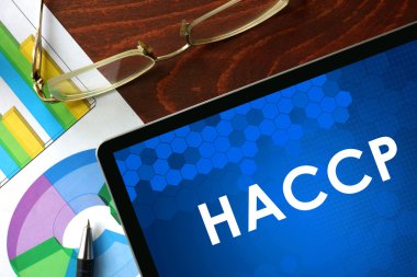 HACCP ile bir masada tablet.