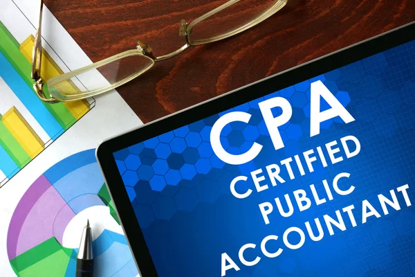 Tableta con contador público certificado (CPA) sobre una mesa . — Foto de Stock