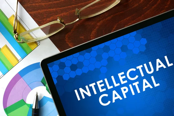 Tablet met intellectueel kapitaal op een tafel. — Stockfoto