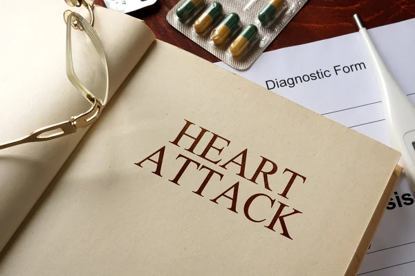 Livro com diagnóstico de ataque cardíaco . — Fotografia de Stock