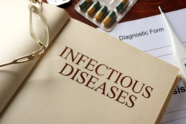 Libro con diagnóstico de enfermedades infecciosas . — Foto de Stock