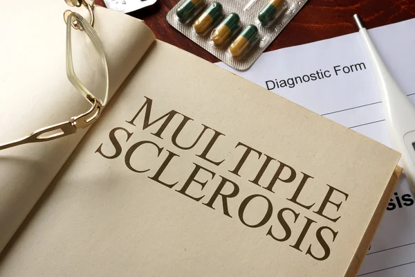Buch mit Diagnose Multiple Sklerose. — Stockfoto