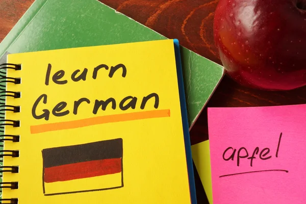 Cuaderno con aprender alemán signo . — Foto de Stock