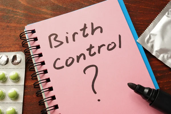 Caderno com as palavras Controle de natalidade na mesa . — Fotografia de Stock