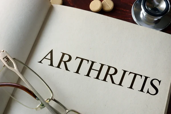 Boka med diagnosen artrit och piller. — Stockfoto