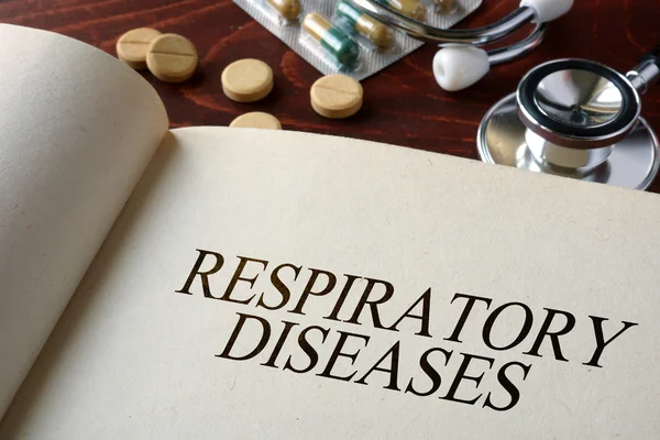 Book with diagnosis respiratory diseases and pills. — Stock Photo, Image