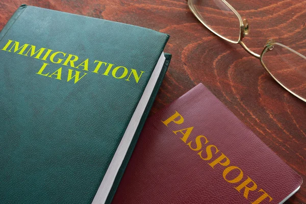 Livre avec des mots droit de l'immigration sur une table . — Photo