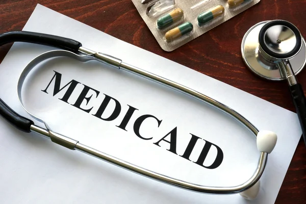 Carta con Medicaid e stetoscopio. Concetto di assicurazione medica . — Foto Stock