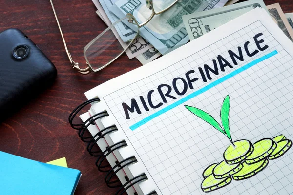 Microfinanças escritas num caderno. Conceito de negócio . — Fotografia de Stock