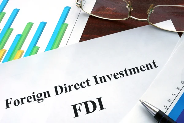 Inversión extranjera directa Formulario de IED sobre una mesa. Concepto empresarial . — Foto de Stock